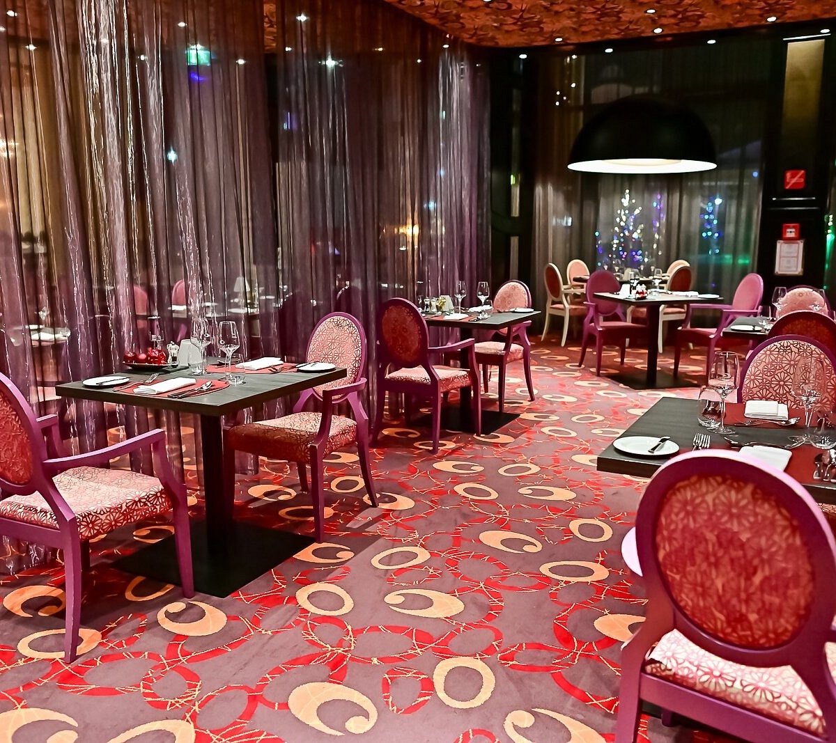 Lomqethyrax elegant and high quality dining area